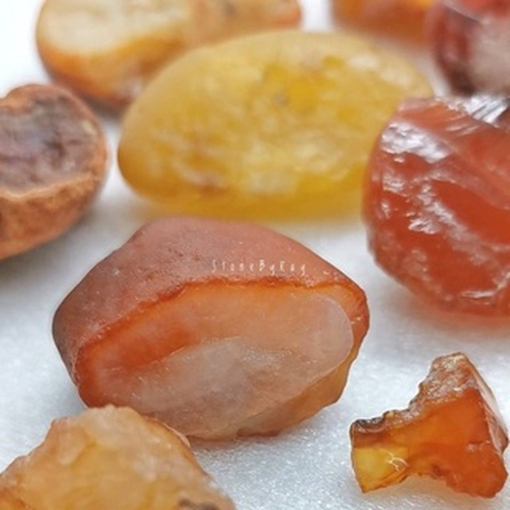 Conjunto de piedras de cornalina: belleza y energía naturales.