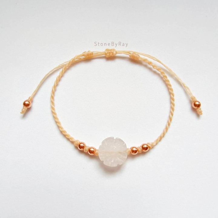 Bracelet fleuri en quartz rose | Design bohème en corde tressée