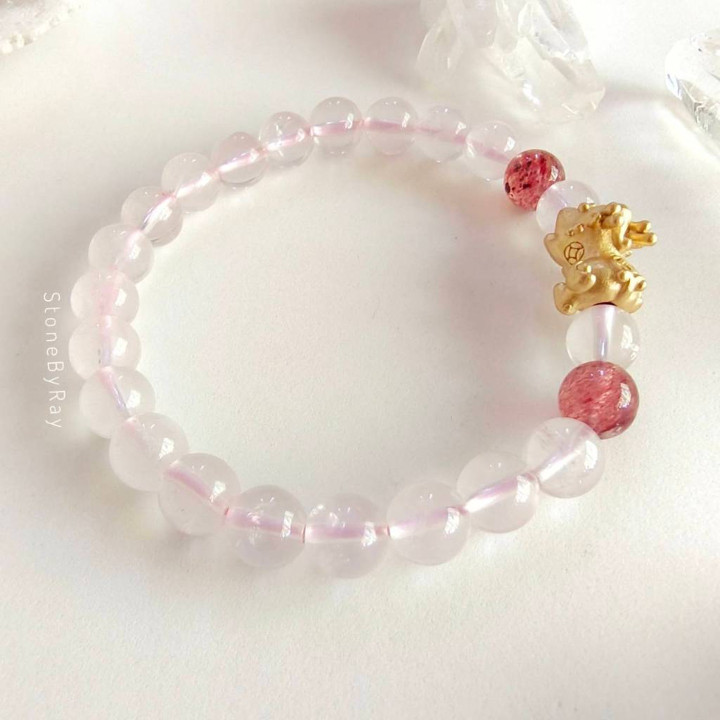 Bracelet en quartz rose et quartz fraise avec Pixiu en or