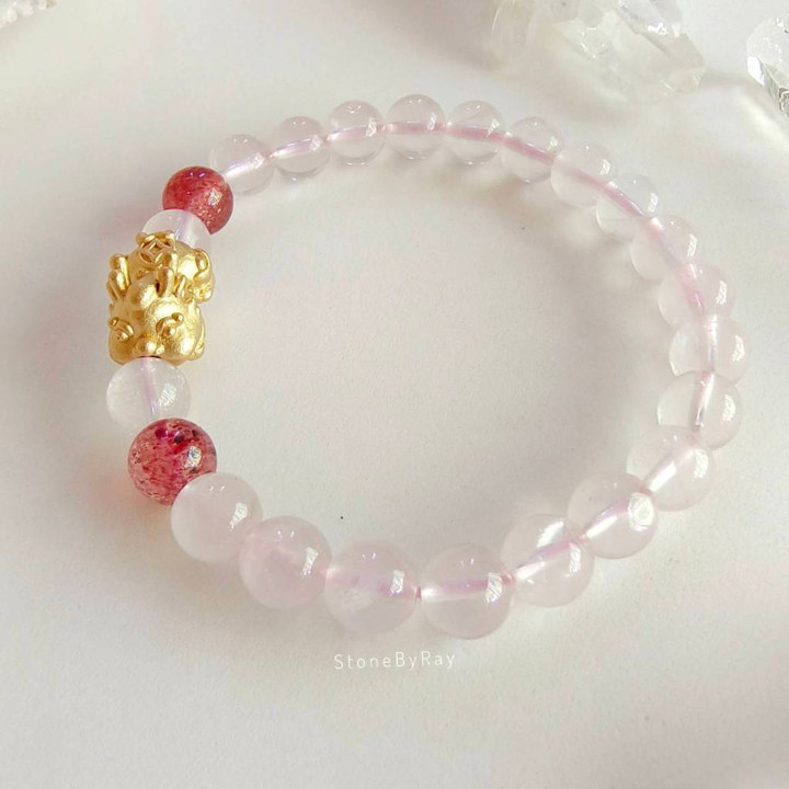 Bracelet en quartz rose et quartz fraise avec Pixiu en or