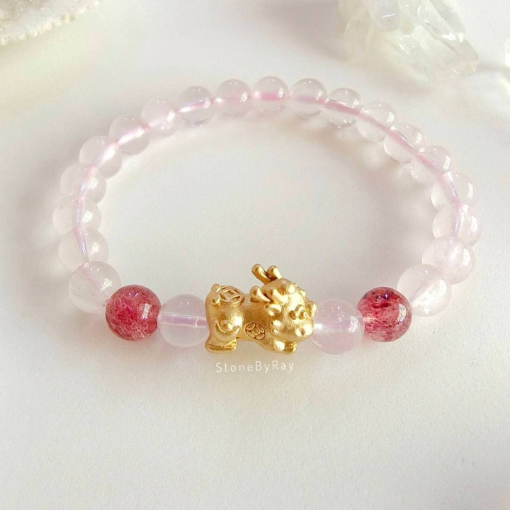 Bracelet en quartz rose et quartz fraise avec Pixiu en or