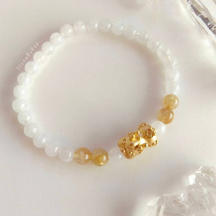 Bracelet en pierre de lune éclatante avec breloque Baby Pi Xiu dorée