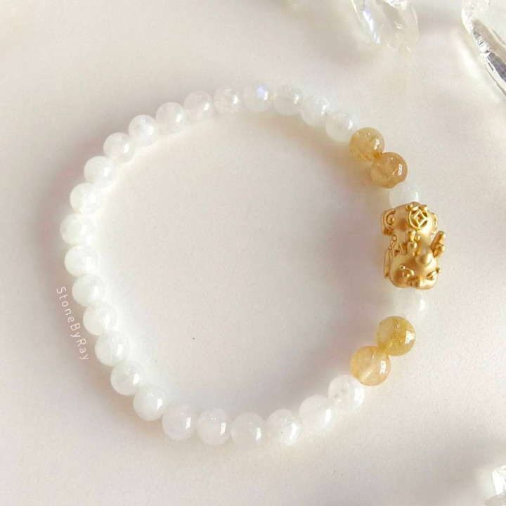 Bracelet en pierre de lune éclatante avec breloque Baby Pi Xiu dorée