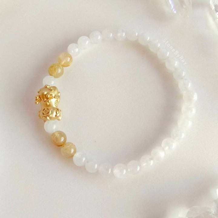 Bracelet en pierre de lune éclatante avec breloque Baby Pi Xiu dorée