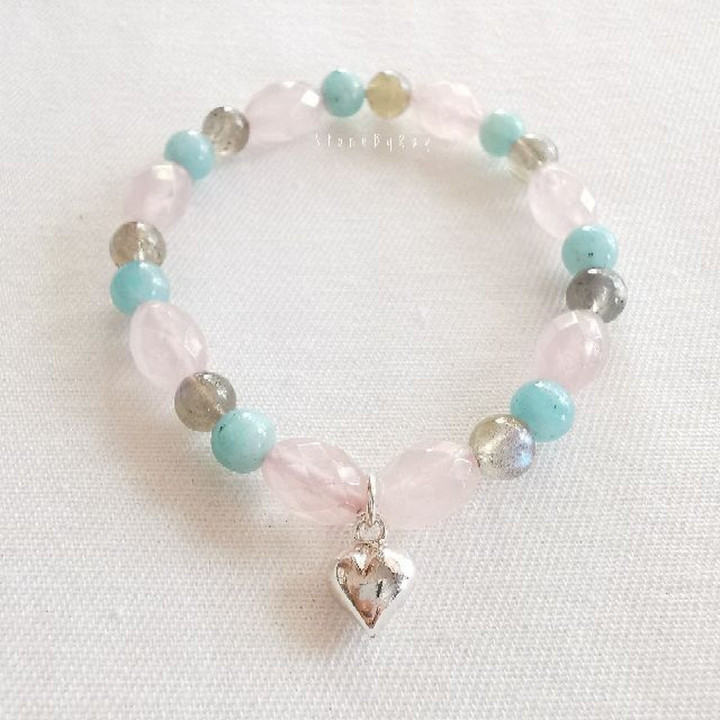 Pulsera de cuarzo rosa: Sanación energética del amor y la armonía.