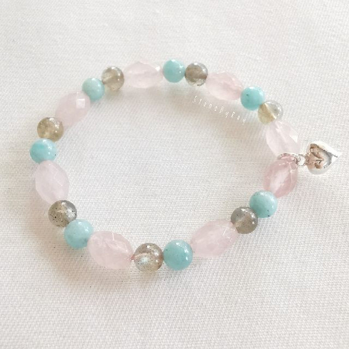 Pulsera de cuarzo rosa: Sanación energética del amor y la armonía.