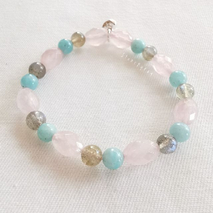 Pulsera de cuarzo rosa: Sanación energética del amor y la armonía.