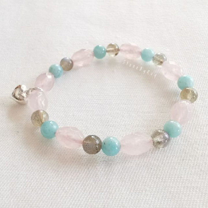 Pulsera de cuarzo rosa: Sanación energética del amor y la armonía.