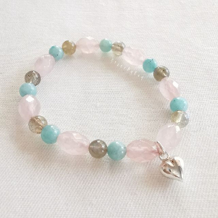 Pulsera de cuarzo rosa: Sanación energética del amor y la armonía.