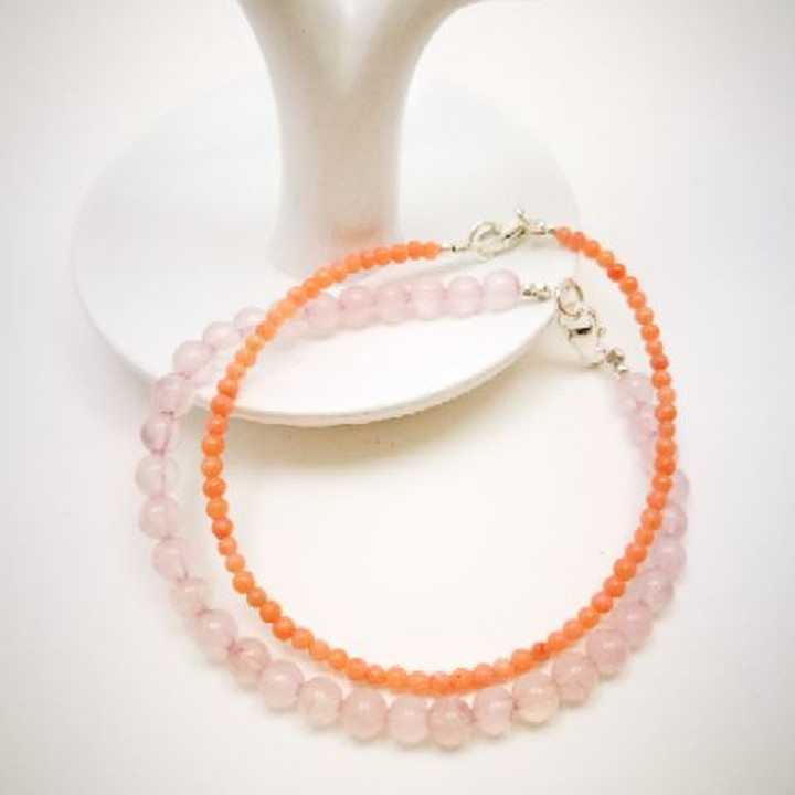 Rosenquarz- und Korallenarmband: Liebe und Energie