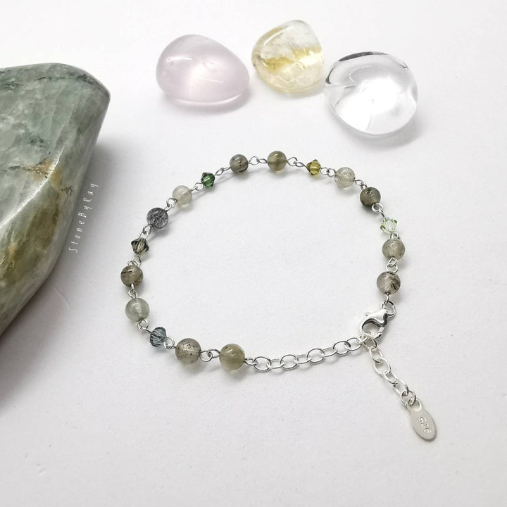 Elegantes Silberarmband mit funkelndem grünem Rutilquarz
