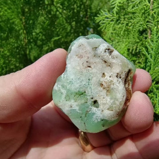 Chrysoprase Stone - Natural and Vibrant Green Gemstone