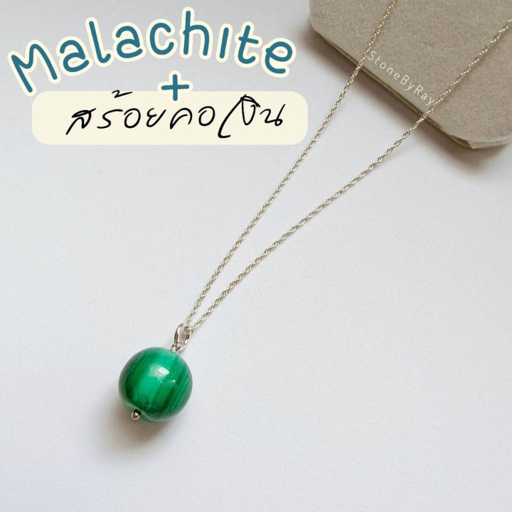 Collar con colgante de malaquita y plata: único y elegante.