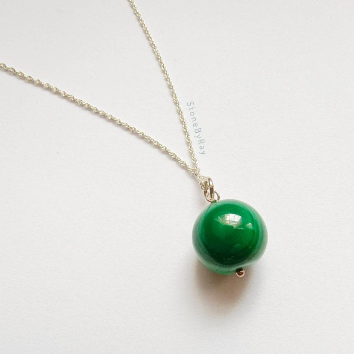 Collar con colgante de malaquita y plata: único y elegante.