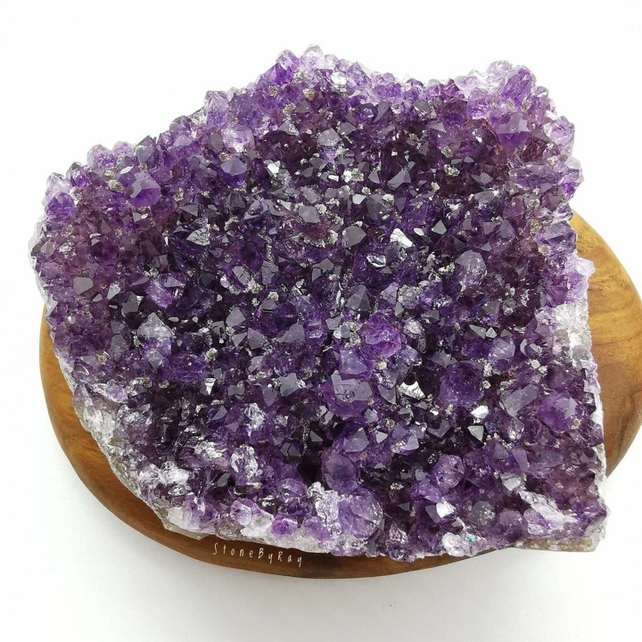Amethyst Crystal: Natural and Vibrant Energy