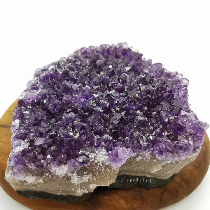Amethyst Crystal: Natural and Vibrant Energy
