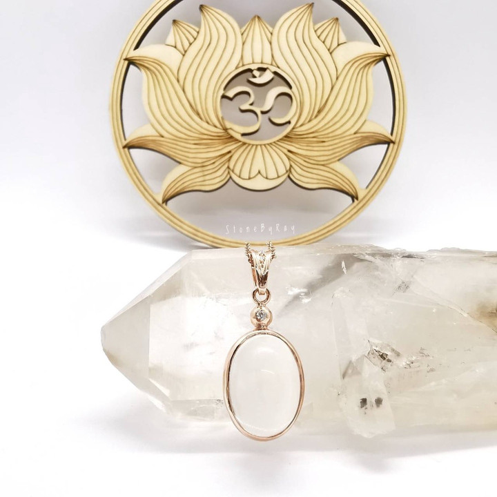 Halskette aus Milchquarz: Eleganter Silberanhänger