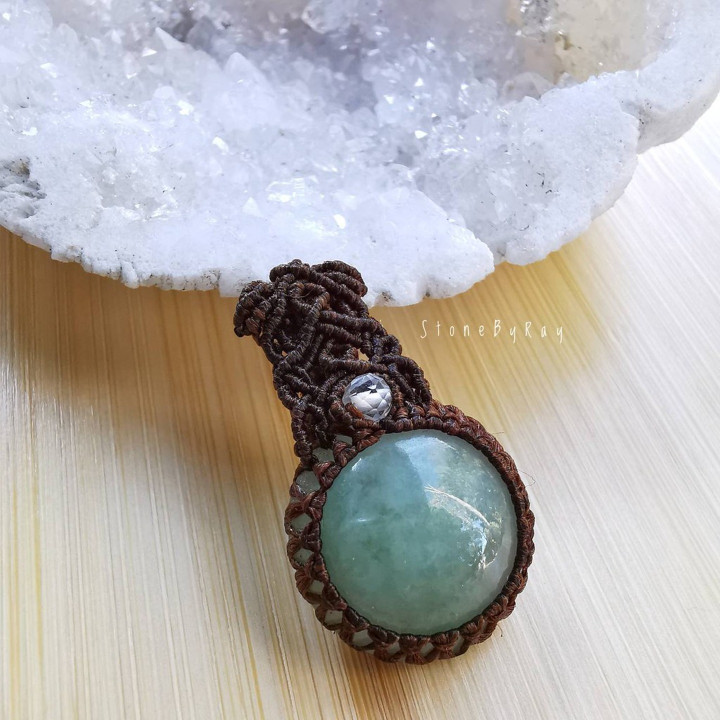 Collier pendentif en jade - Pierre naturelle, design en corde tressée