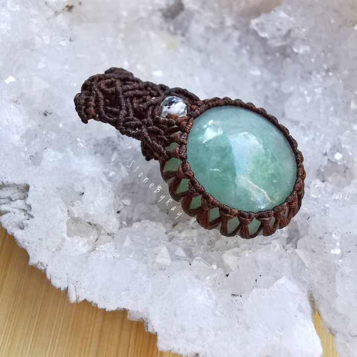 Collier pendentif en jade - Pierre naturelle, design en corde tressée