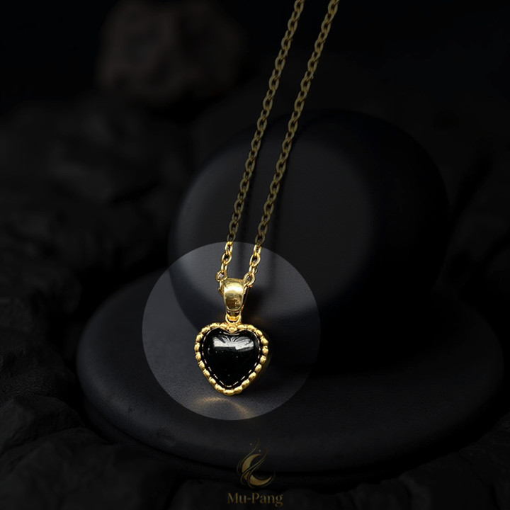 Collar con colgante de piedra de obsidiana: Atrae la suerte y la fortuna.