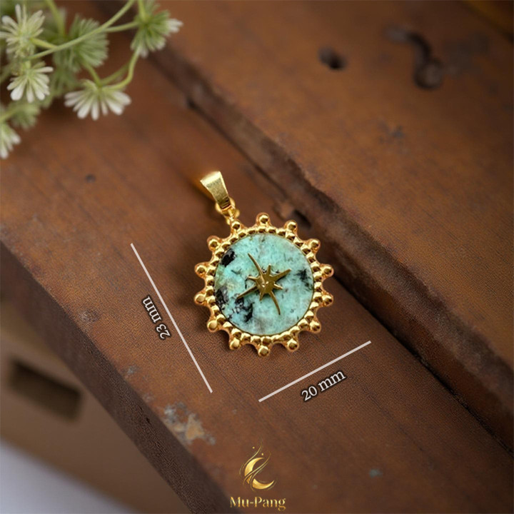 Collar con colgante de piedra turquesa: Atrae la suerte y la fortuna.