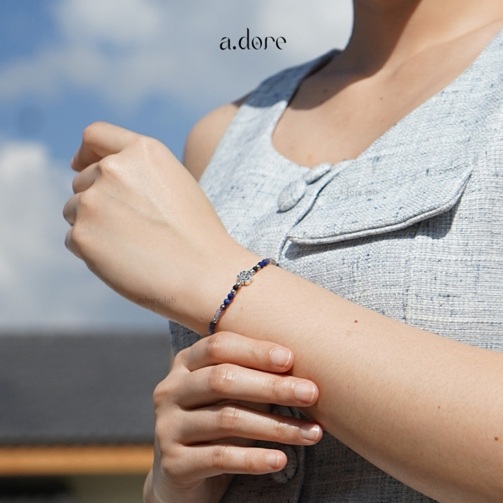 Indigoblaues geflochtenes Armband mit facettierten, echten Steinen