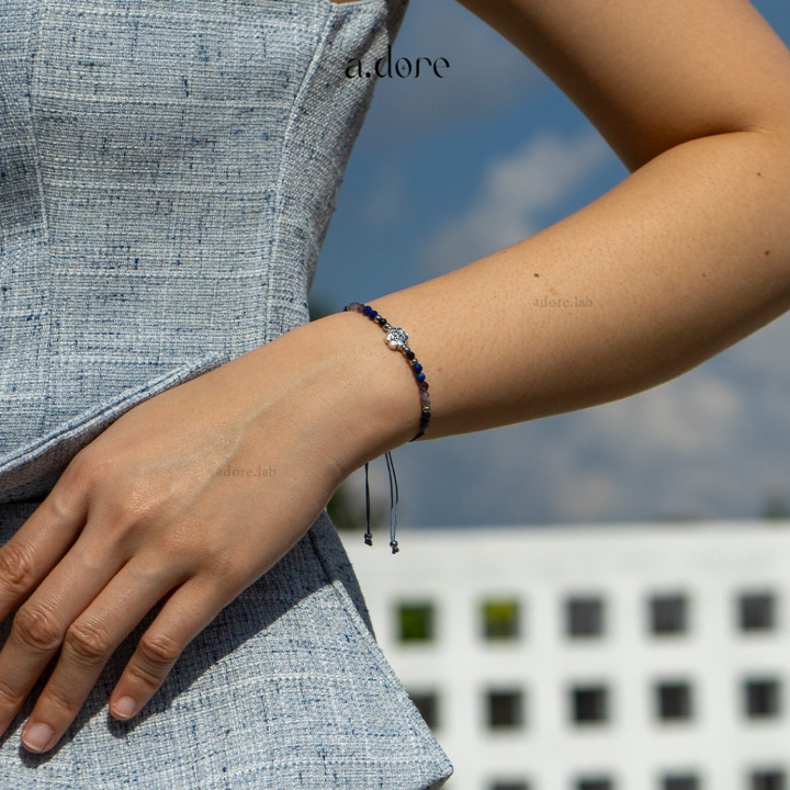 Indigoblaues geflochtenes Armband mit facettierten, echten Steinen