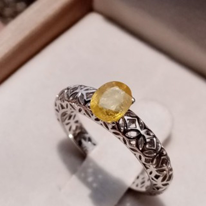 Anillo de zafiro amarillo dorado radiante en plata de ley