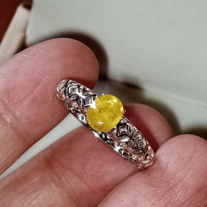 Anillo de zafiro amarillo dorado radiante en plata de ley