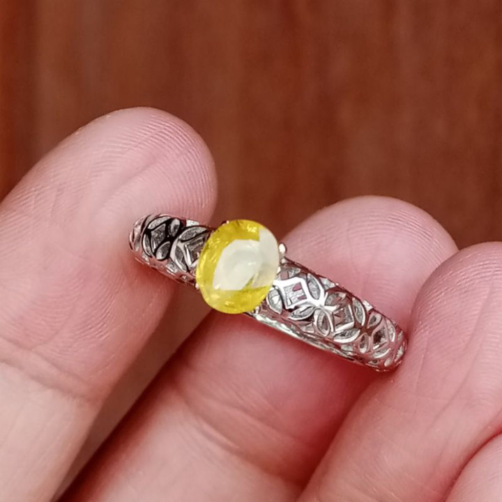 Anillo de zafiro amarillo dorado radiante en plata de ley