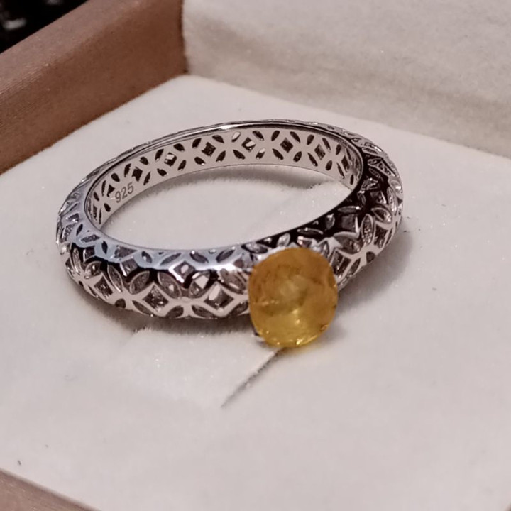 Anillo de zafiro amarillo dorado radiante en plata de ley