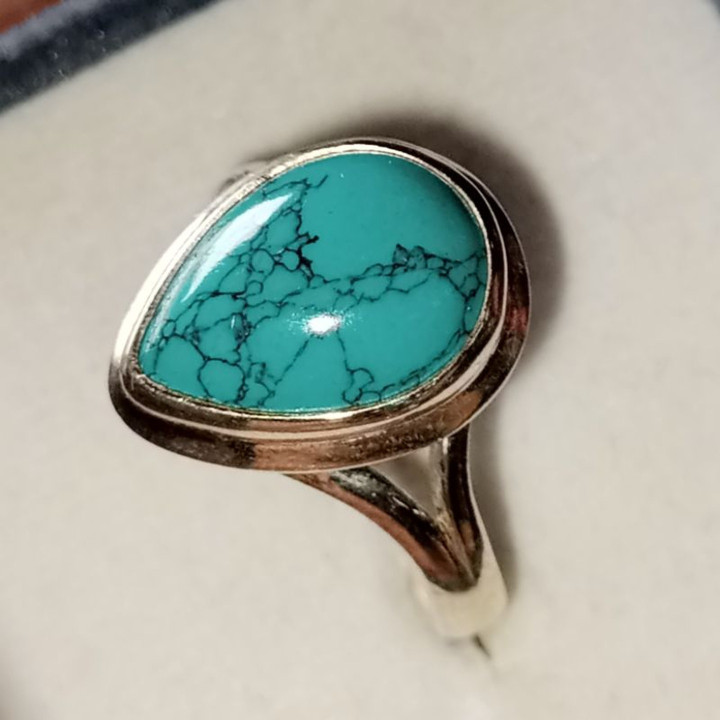 Anillo de turquesa auténtica en plata de ley