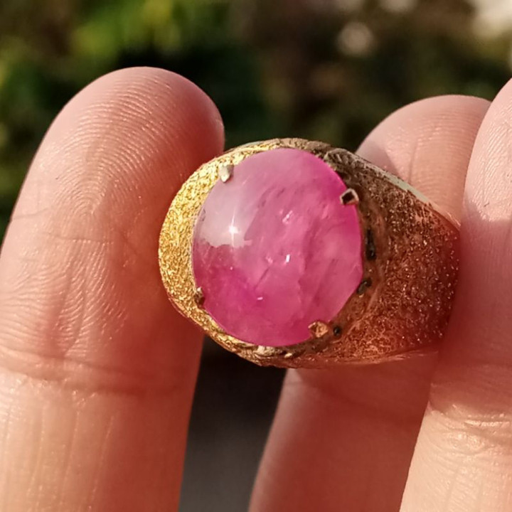 Burmese Ruby: 4.60ct, Heated, Glassy Texture