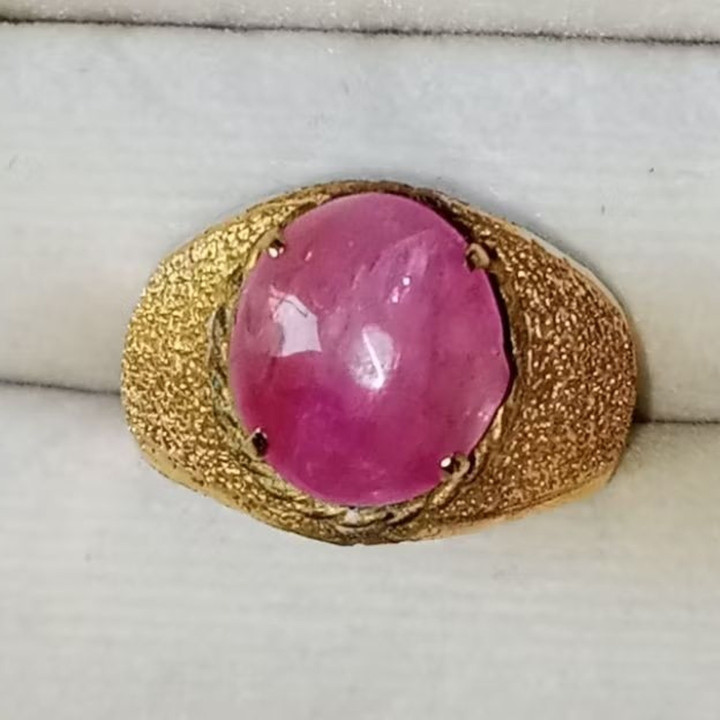 Burmese Ruby: 4.60ct, Heated, Glassy Texture