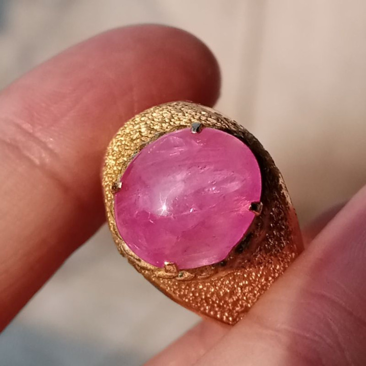 Burmese Ruby: 4.60ct, Heated, Glassy Texture