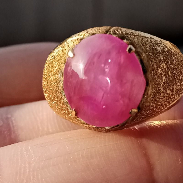 Burmese Ruby: 4.60ct, Heated, Glassy Texture