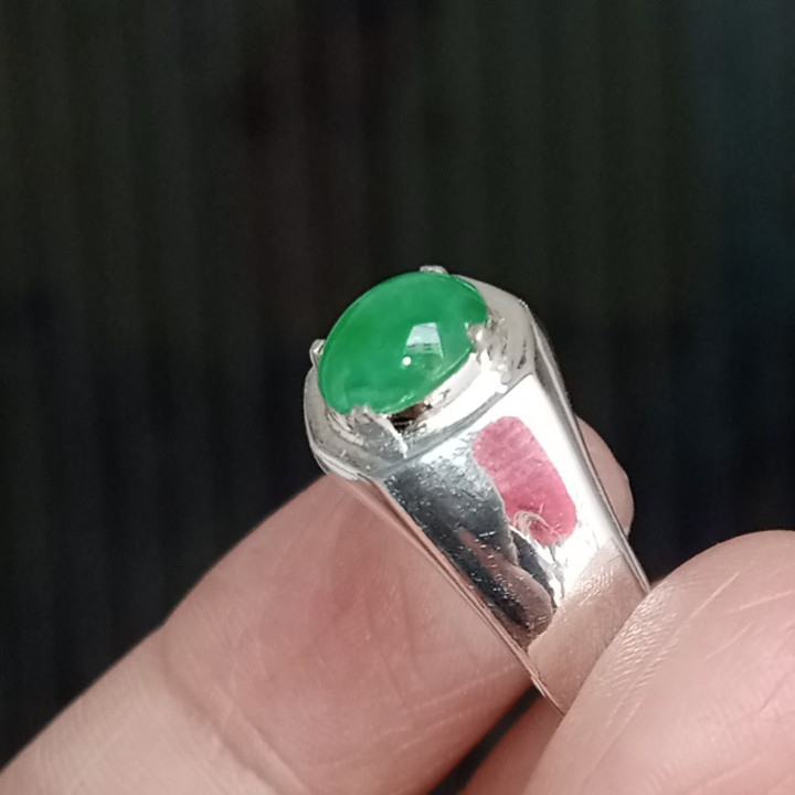 Ring aus natürlichem burmesischem Jade (Kasikorngrün) in Sterlingsilber