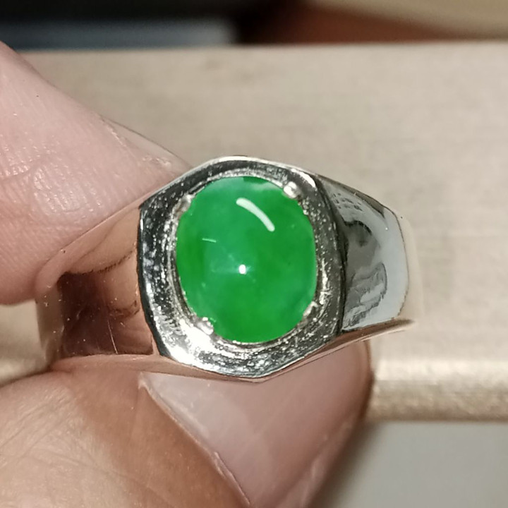 Ring aus natürlichem burmesischem Jade (Kasikorngrün) in Sterlingsilber