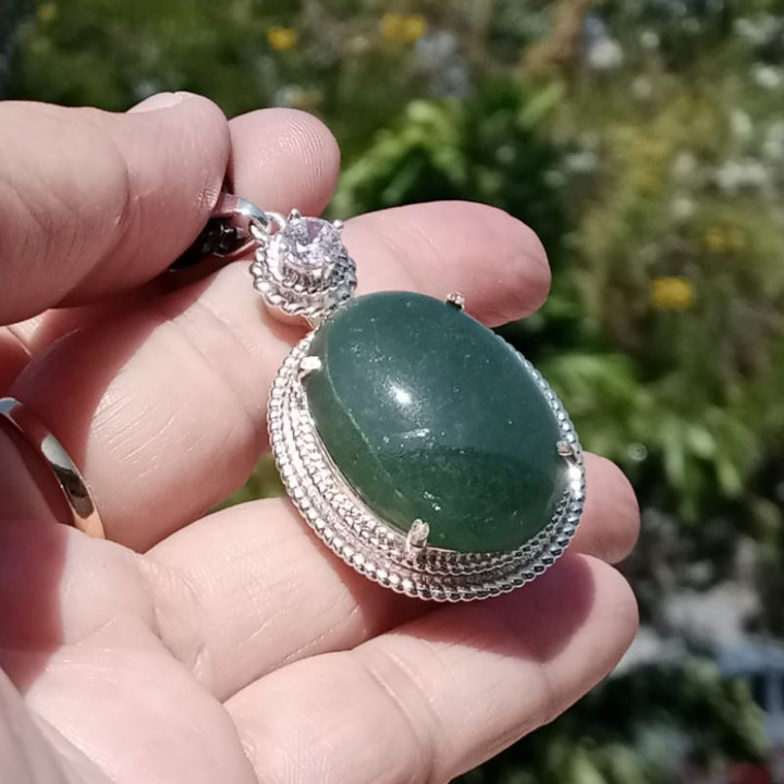 Auténtico colgante de jadeíta birmana (20,5 x 27,8 mm)