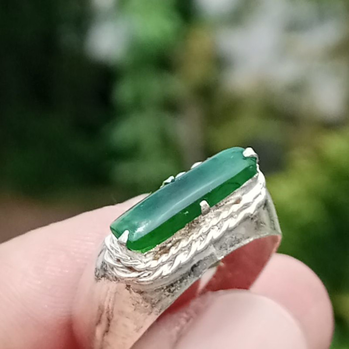 Stunning Genuine Burmese Jade Ring Size 55