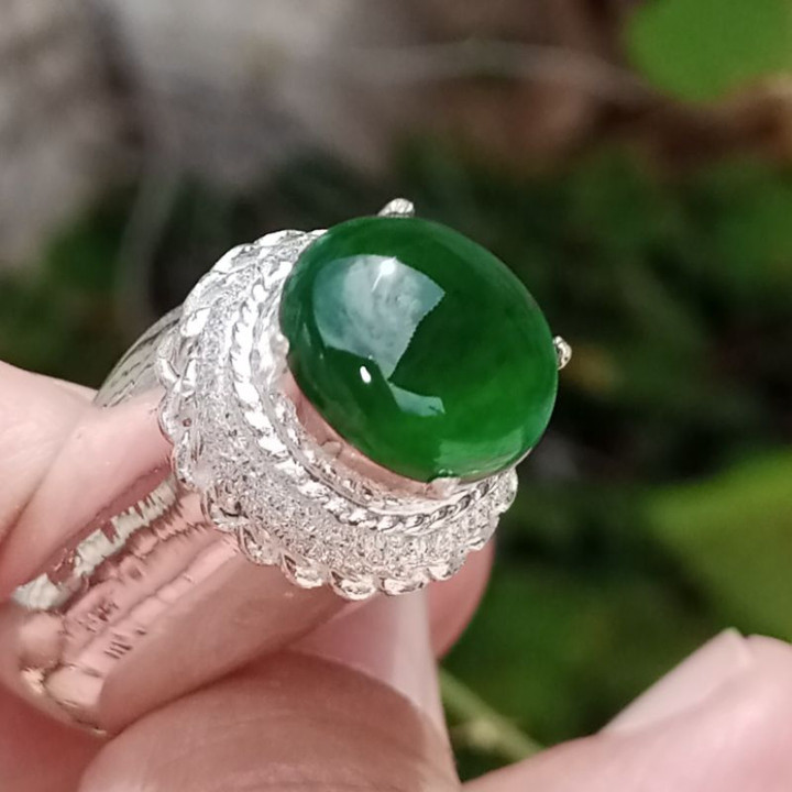 Imperial Green Jadeite Gemstone: Natural Type A