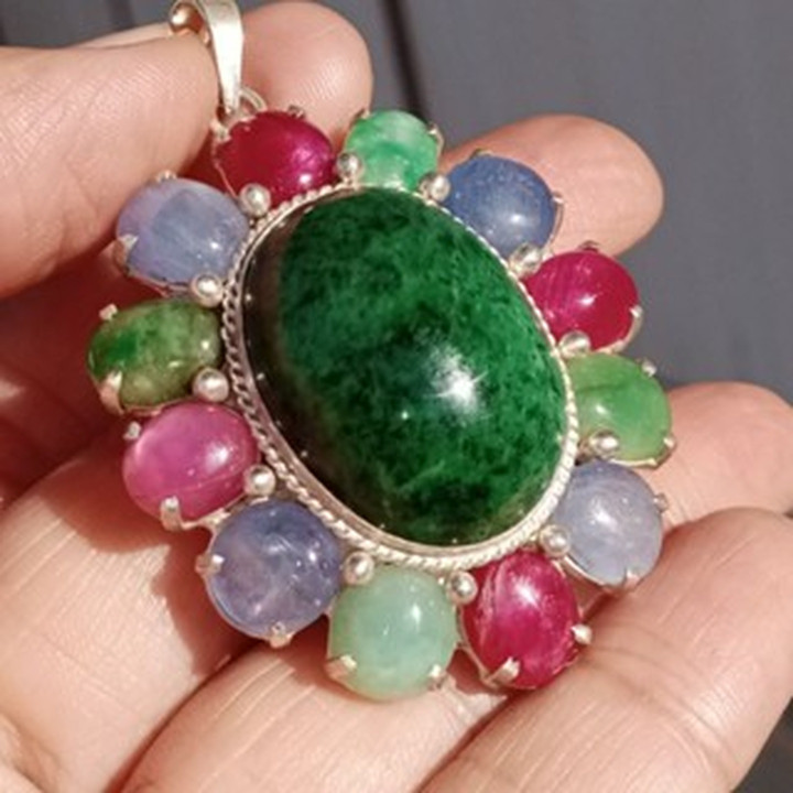 Colgante de jade birmano y rubí en plata de ley