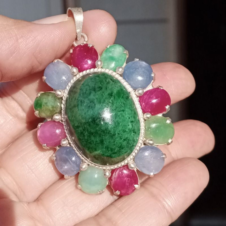 Colgante de jade birmano y rubí en plata de ley