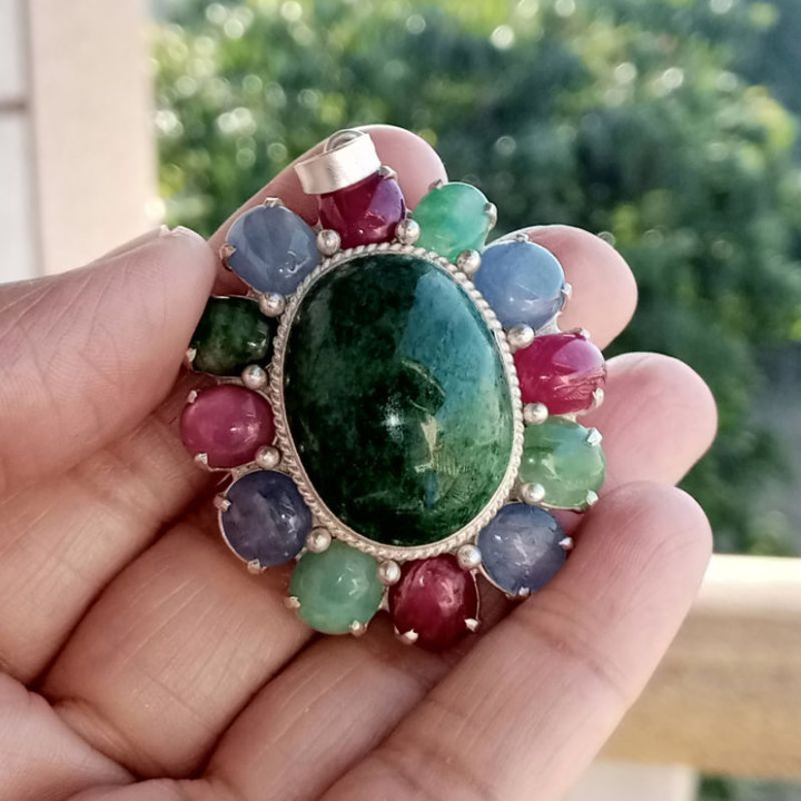 Colgante de jade birmano y rubí en plata de ley