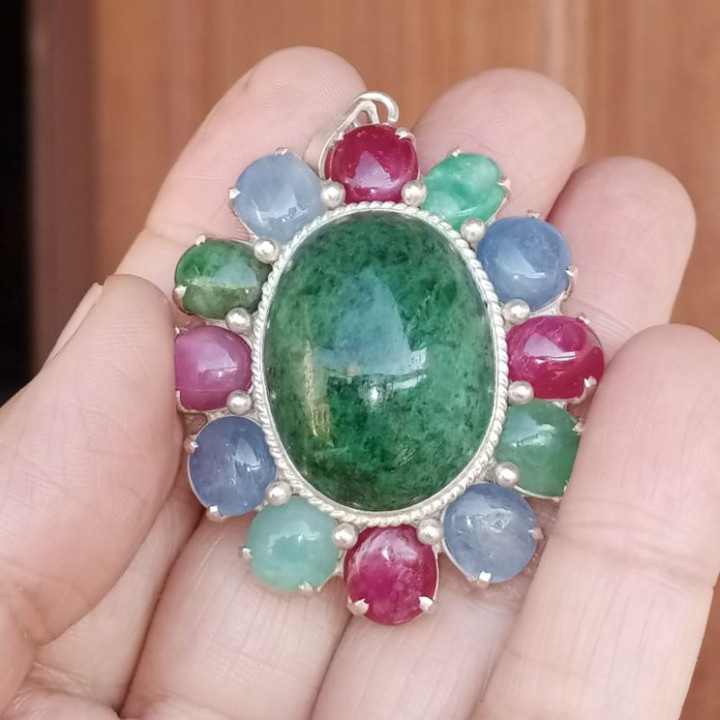 Colgante de jade birmano y rubí en plata de ley