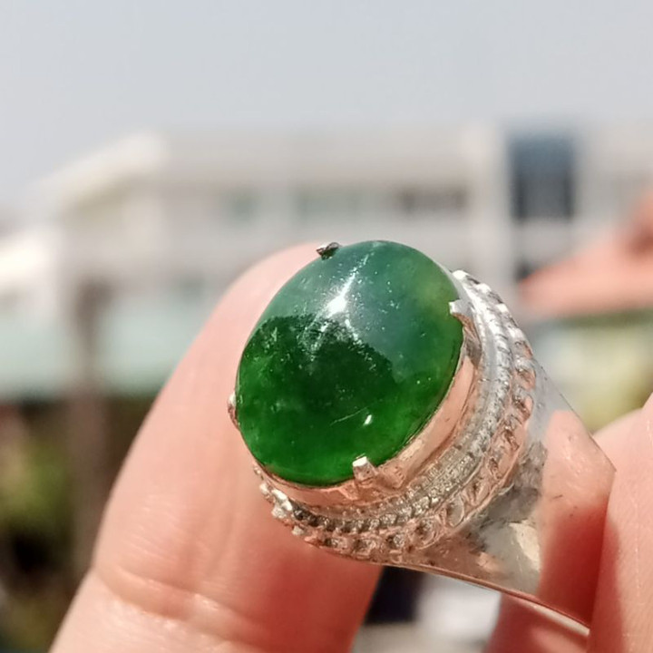 Bague authentique en jade birman sertie dans de l'argent sterling