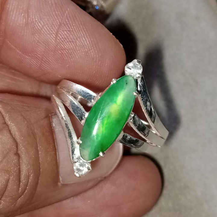 Bague en jade birman véritable, montée sur argent sterling 925