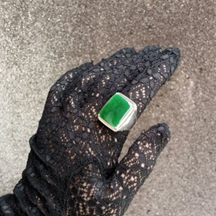 Anillo auténtico de jade birmano en plata de ley.