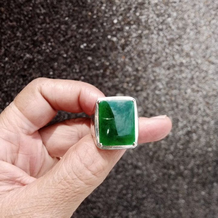 Anillo auténtico de jade birmano en plata de ley.