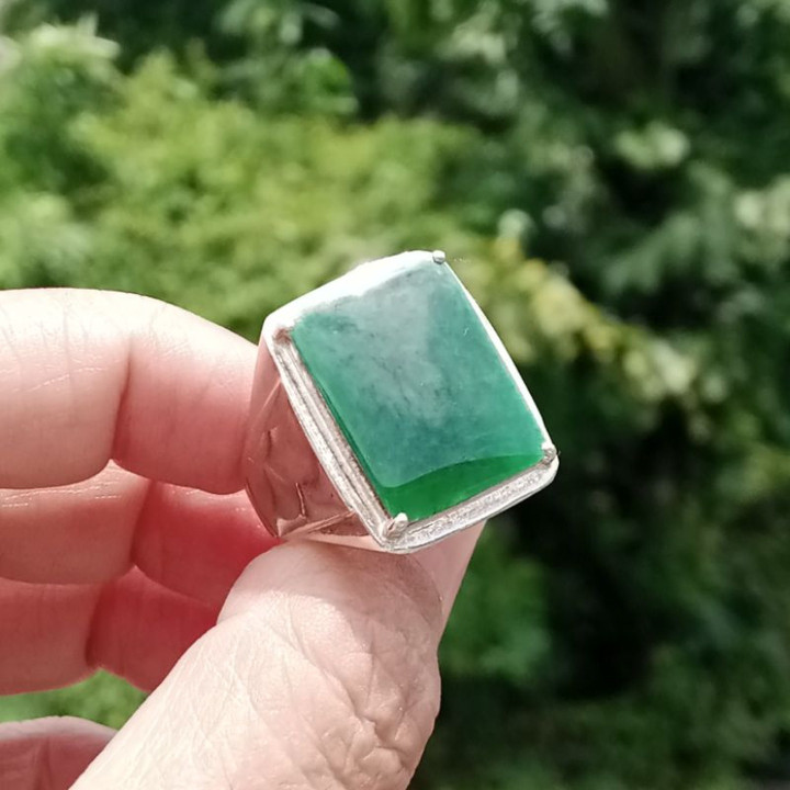 Anillo auténtico de jade birmano en plata de ley.